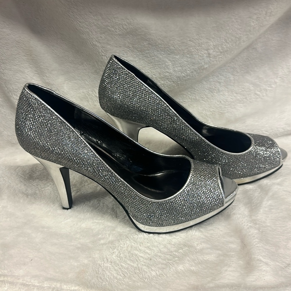 Pre-Owned,worn 1 time:) Gorgeous Nine West High Heel Silver Peep Toe Pumps